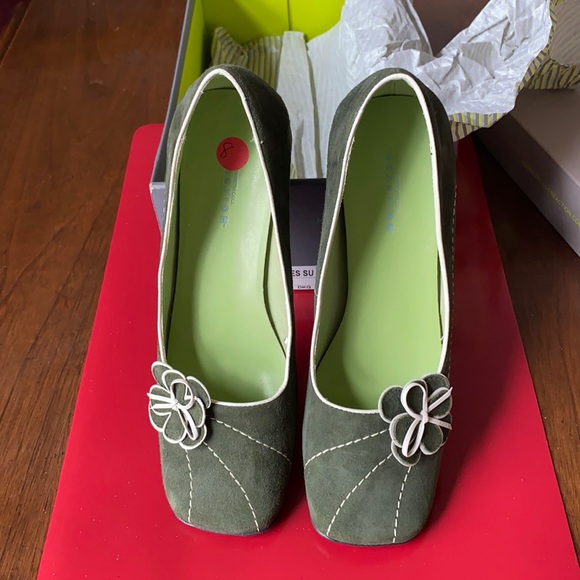25:09 - Vintage Kenneth Cole Reaction Suede Wedge Loafers - Picture 1 of 12